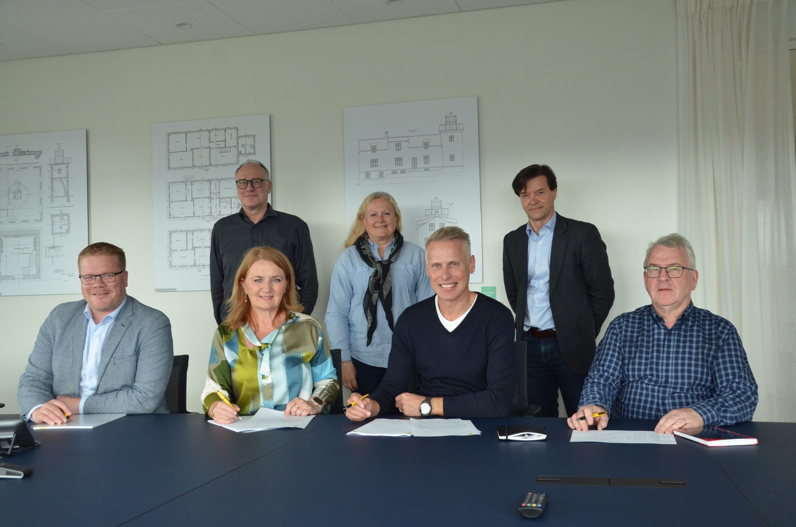 Fremri röð frá vinstri. Valdimar Víðisson, Rósa Guðbjartsdóttir, Óskar Örn Jónsson og Jón Heiðar Gestsson. Aftari röð frá vinstri: Sigurður Haraldsson, Helga Stefánsdóttir og Sigurður Nordal.