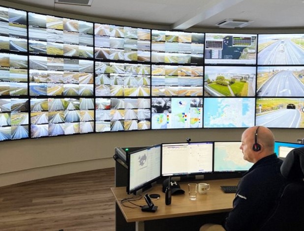 Vaktstöð Vegagerðarinnar fylgist vel með umferðinni um Hvalfjarðargöng og lokar þeim ef óhapp verður í göngunum.
