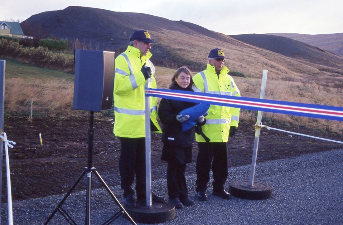 Viktor A. Ingólfsson 26 Borgarfjarðarbraut (50) vígsludagur, Grímsá >> Sturla Böðvarsson samgönguráðherra, Helgi Hallgrímsson vegamálastjóri, Álfheiður Sverrisdóttir skæravörður, Valgeir Ingólfsson og Halldór Bjarnason heiðursmenn Vegagerðarinnar 4647 10 2001 sk 2 8 k 1-3 Nei Borgarfjarðarsýsla 13 Vegur