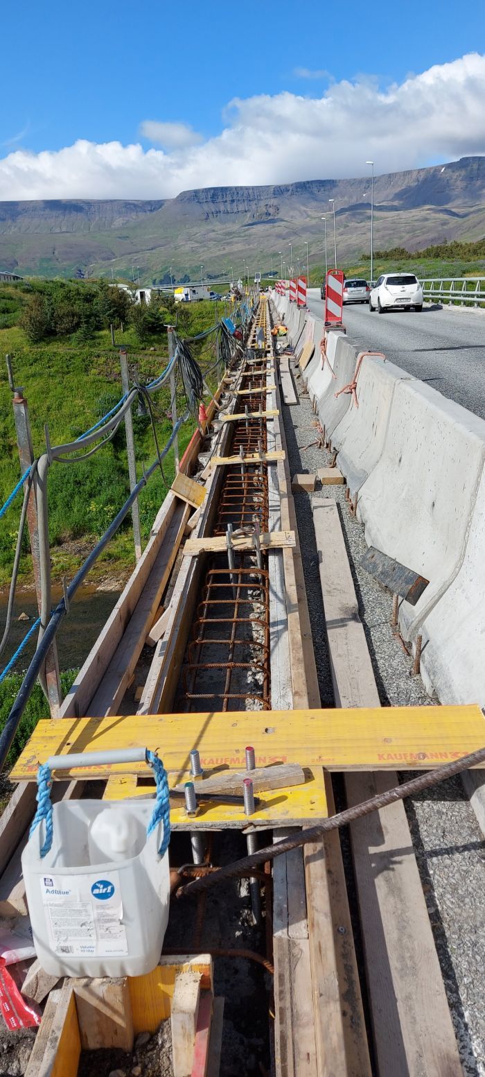 Brúin yfir Köldukvísl í Mosfellsbæ. Myndirnar eru teknar þegar unnið var við mótauppslátt vegna nýs vegriðs en þessu verki er lokið.

