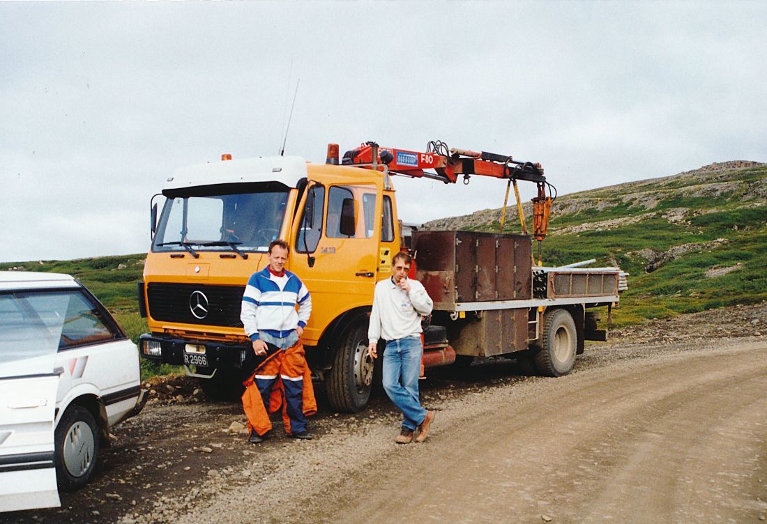 Vegagerðarmenn að störum við að setja niður skilti. ? og Valgeir Ingólfsson. Verið að skifta út merkjum. Myndir frá Bjarni Johansen