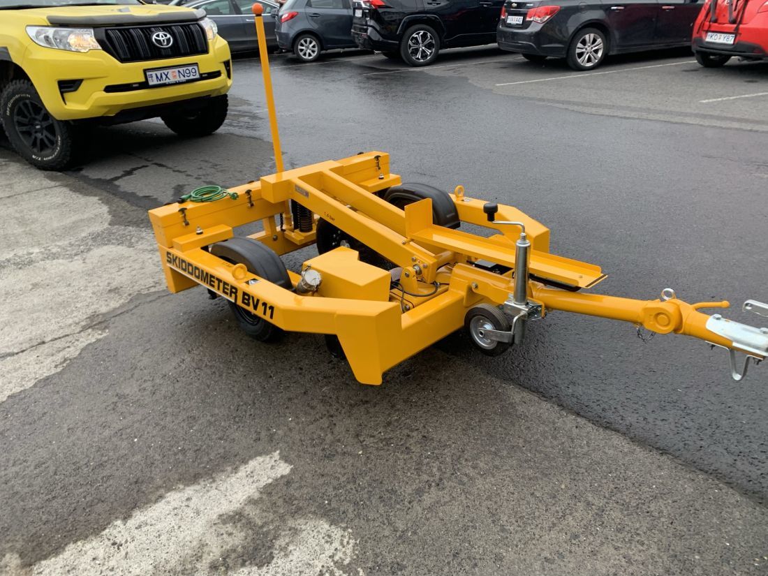 Auðvelt er að nota nýju veggripsmælana. Þeim er stjórnað þráðlaust með lítilli spjaldtölvu úr bílunum sem draga þá. Niðurstöður mælinga eru svo aðgengilegar í skýinu um leið og mælingu er lokið.