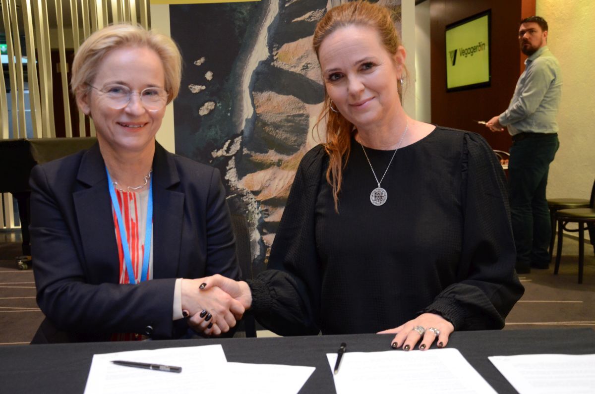 Bergþóra Þorkelsdóttir og Íris Róbertsdóttir skrifa undir samninginn