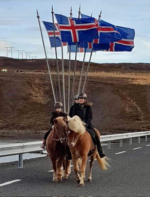 Jóhanna Ösp og dætur hennar, Yrsa og Ásborg, fóru fyrstar yfir brúna, ríðandi á hestum.

