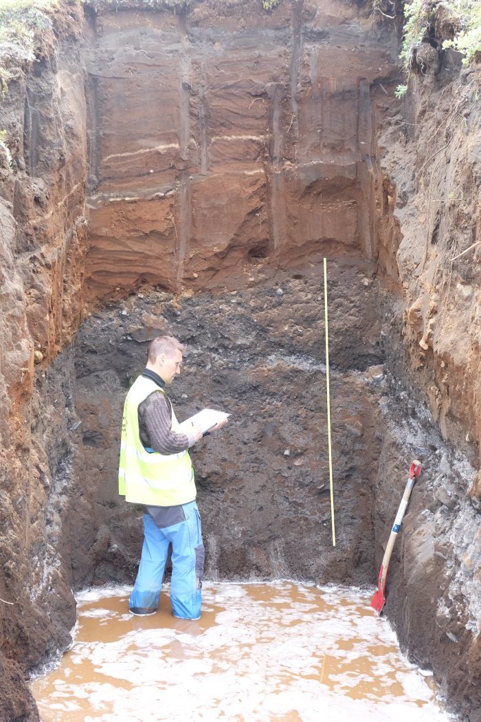 Skipan setlaga og setgerð skrásett í sniði í jökulöldu við Þuríðarvatn (Þv á mynd 2).
