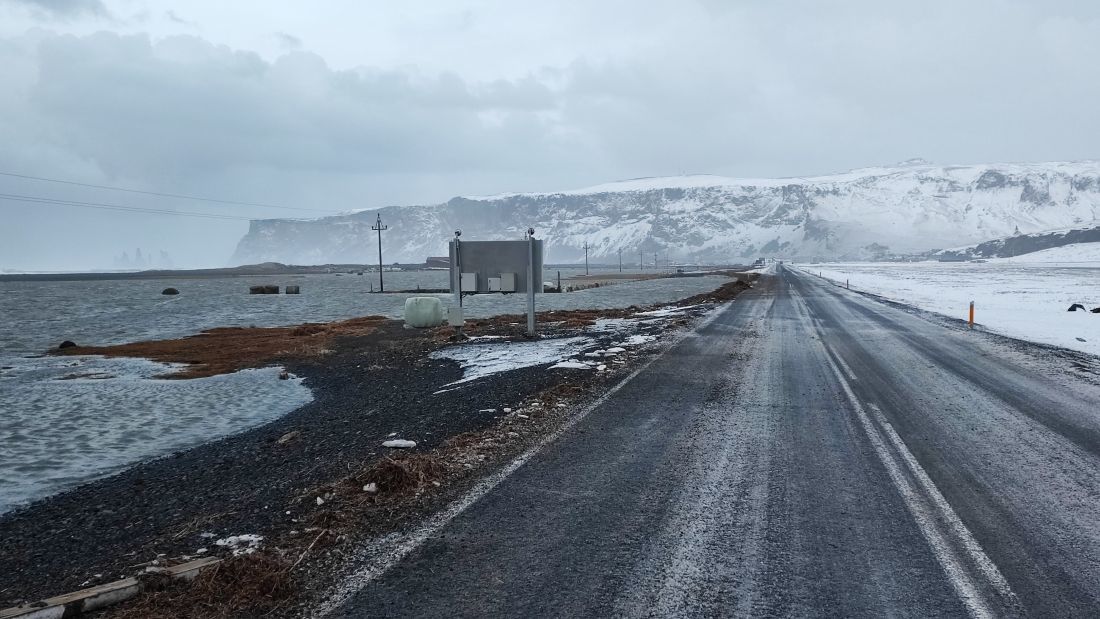 Sjór flæddi langt upp á land.
