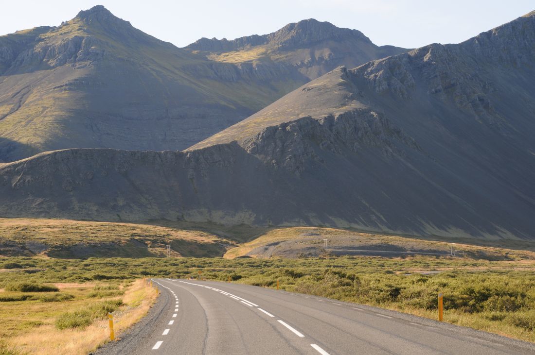 Undir Hafnarfjalli verður oft vindasamt.