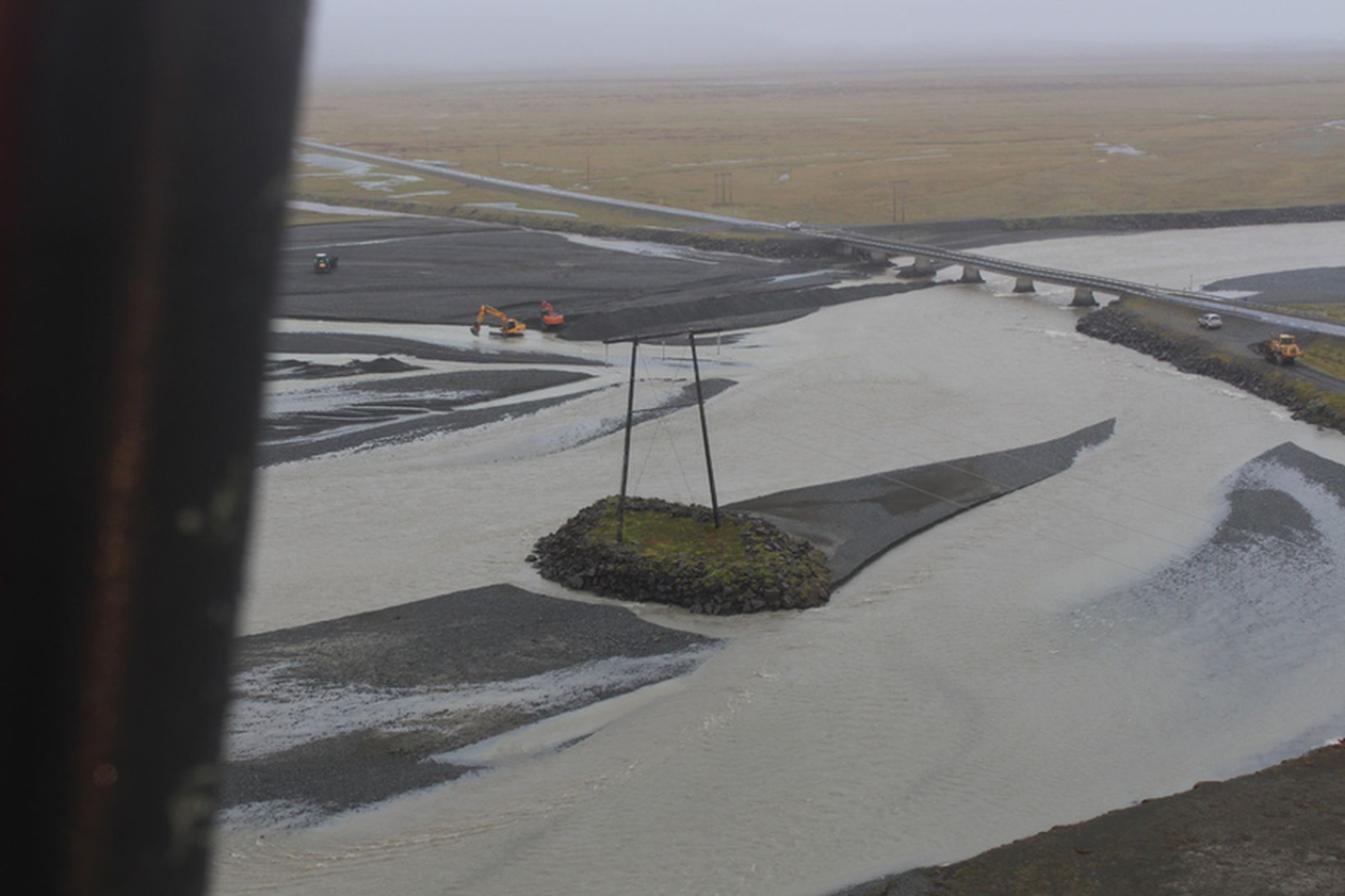 Flóð gróf undan stöpli brúar yfir Steinavötn svo yfirbyggingin skemmdist.
