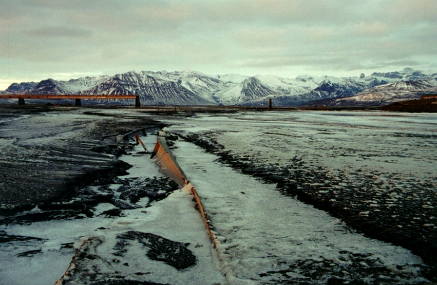Um 170 metrar af brúnni yfir Skeiðará skoluðust burt og einn stöpull gaf sig.
