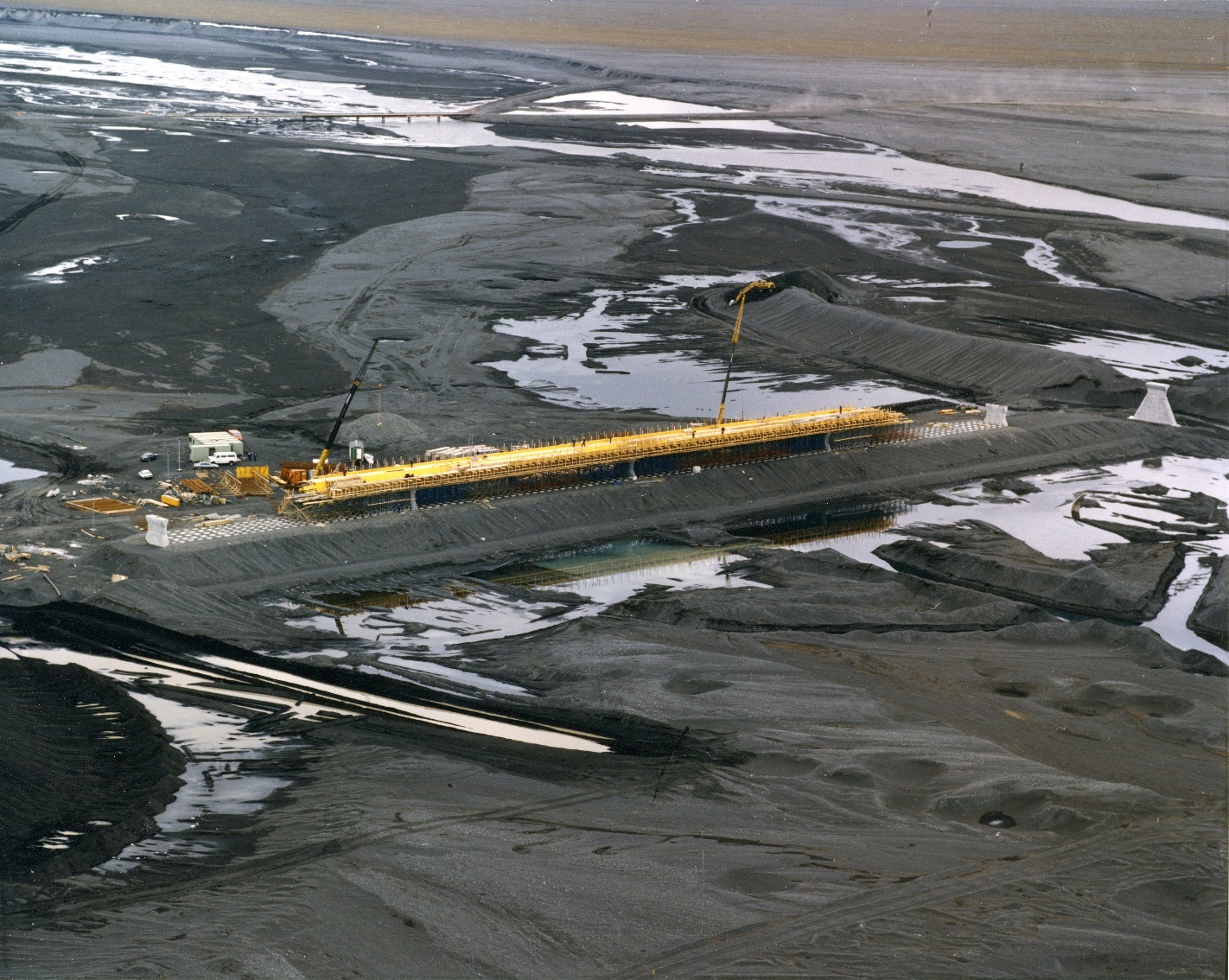 Unnið að byggingu brúar yfir Gígjukvísl.
