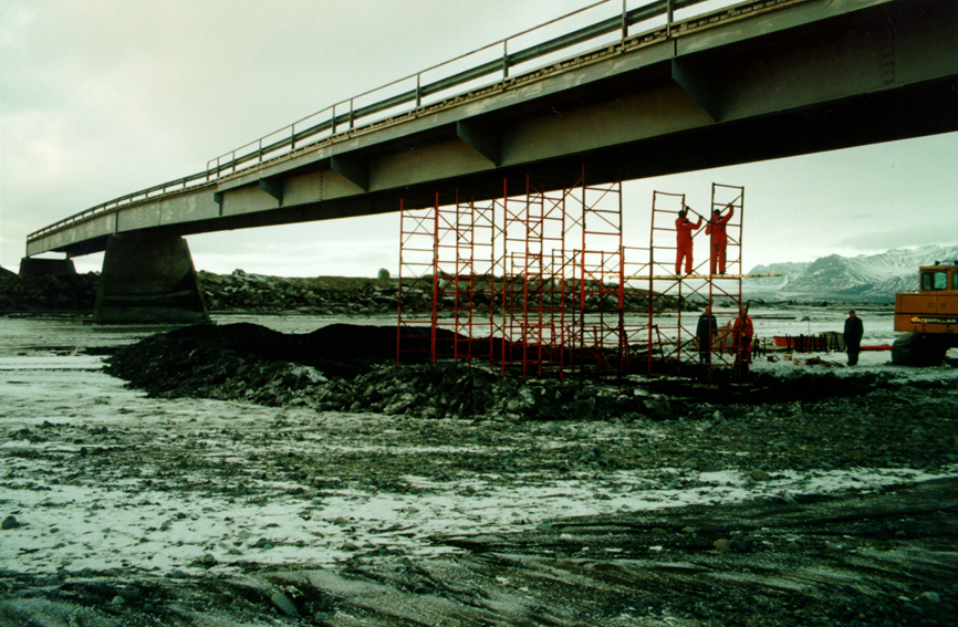 Gert við skemmdir á Skeiðarárbrú.
