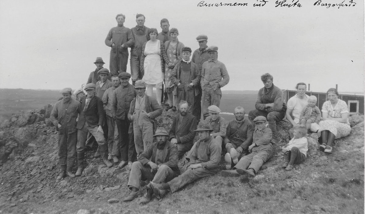 Brúarvinnuflokkur við Hvítá í Borgarfirði.