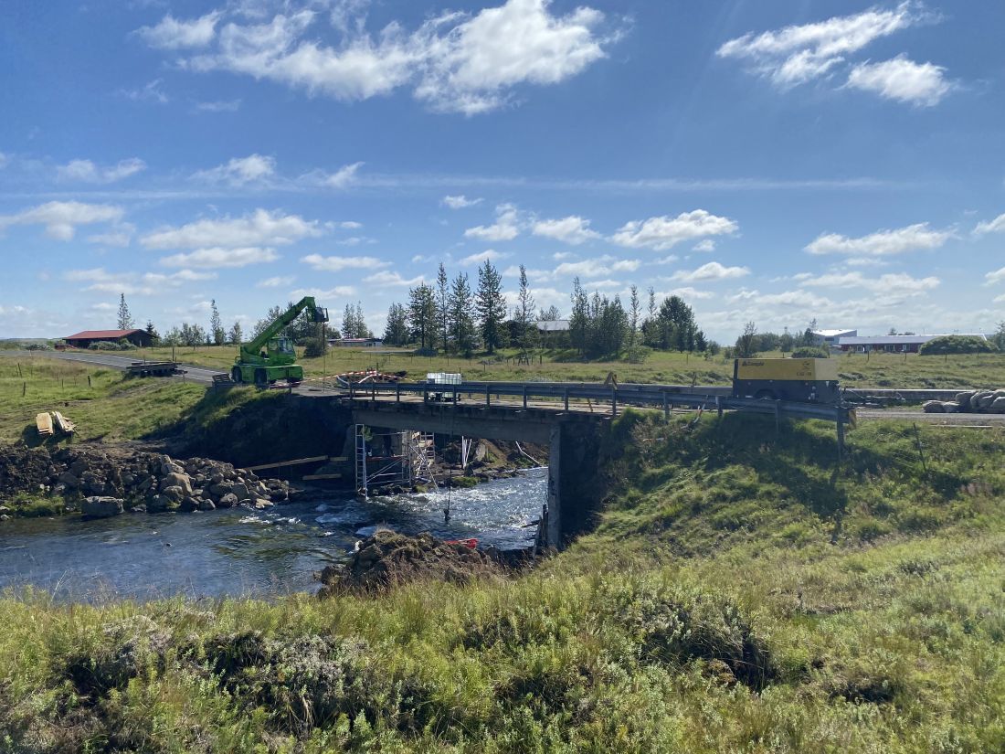 Eldri brú á Kálfá var rifin og ný byggð í staðinn.