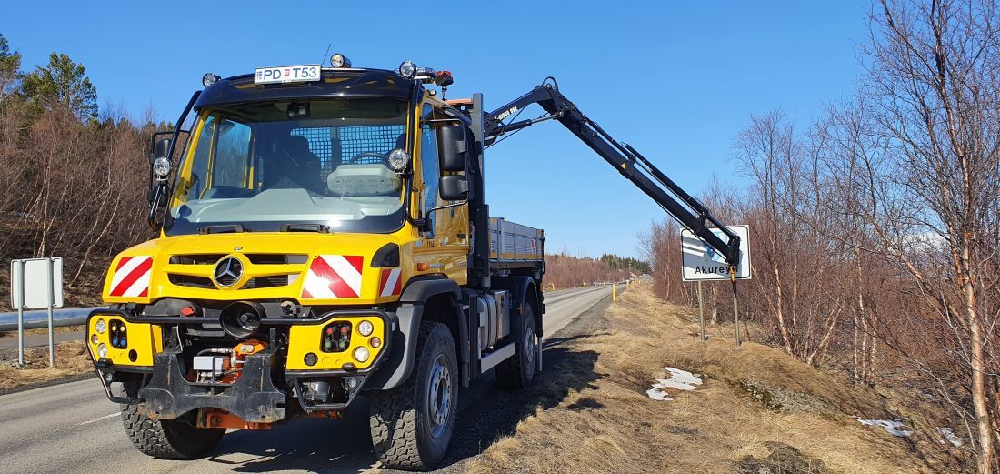 Lagfæring á merki rétt við Eyjafjarðarbraut vestri.