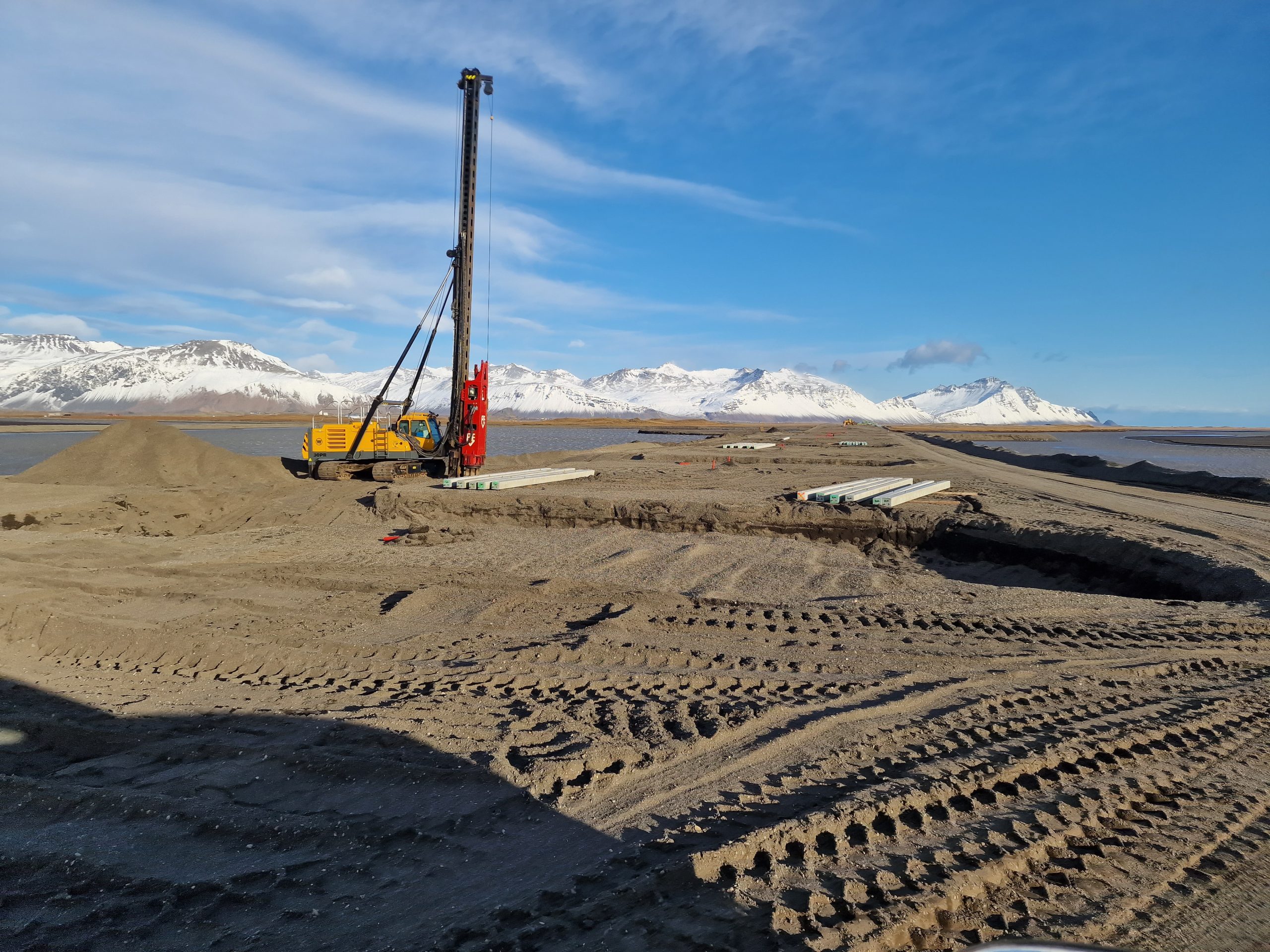 Niðurrekstur staura fyrir brúarsmíði