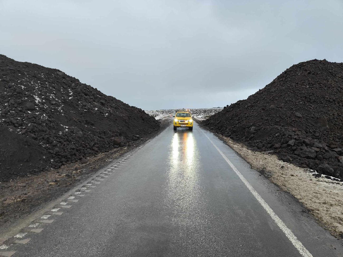 Vegurinn er á kafla einbreiður.