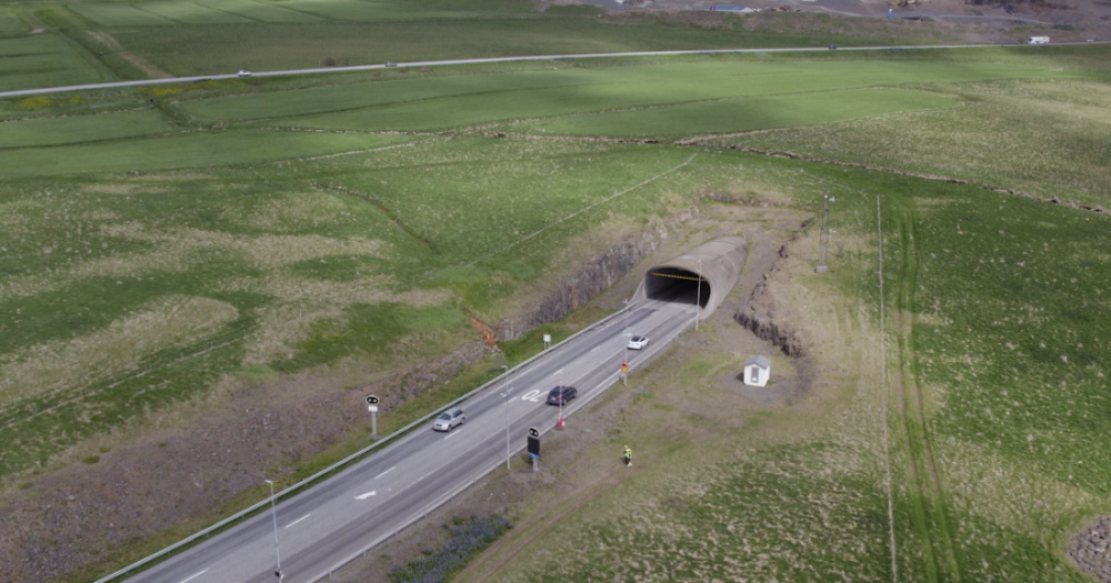 Hvalfjarðargöngin voru opnuð árið 1998.