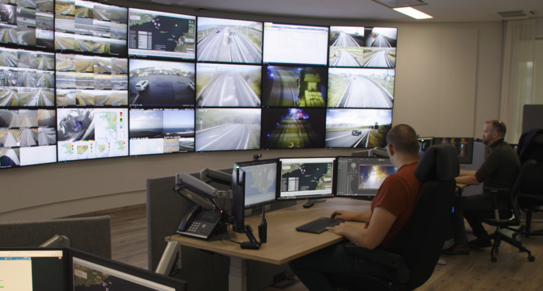 Vaktstöð Vegagerðarinnar vaktar Hvalfjarðargöng allan sólarhringinn.