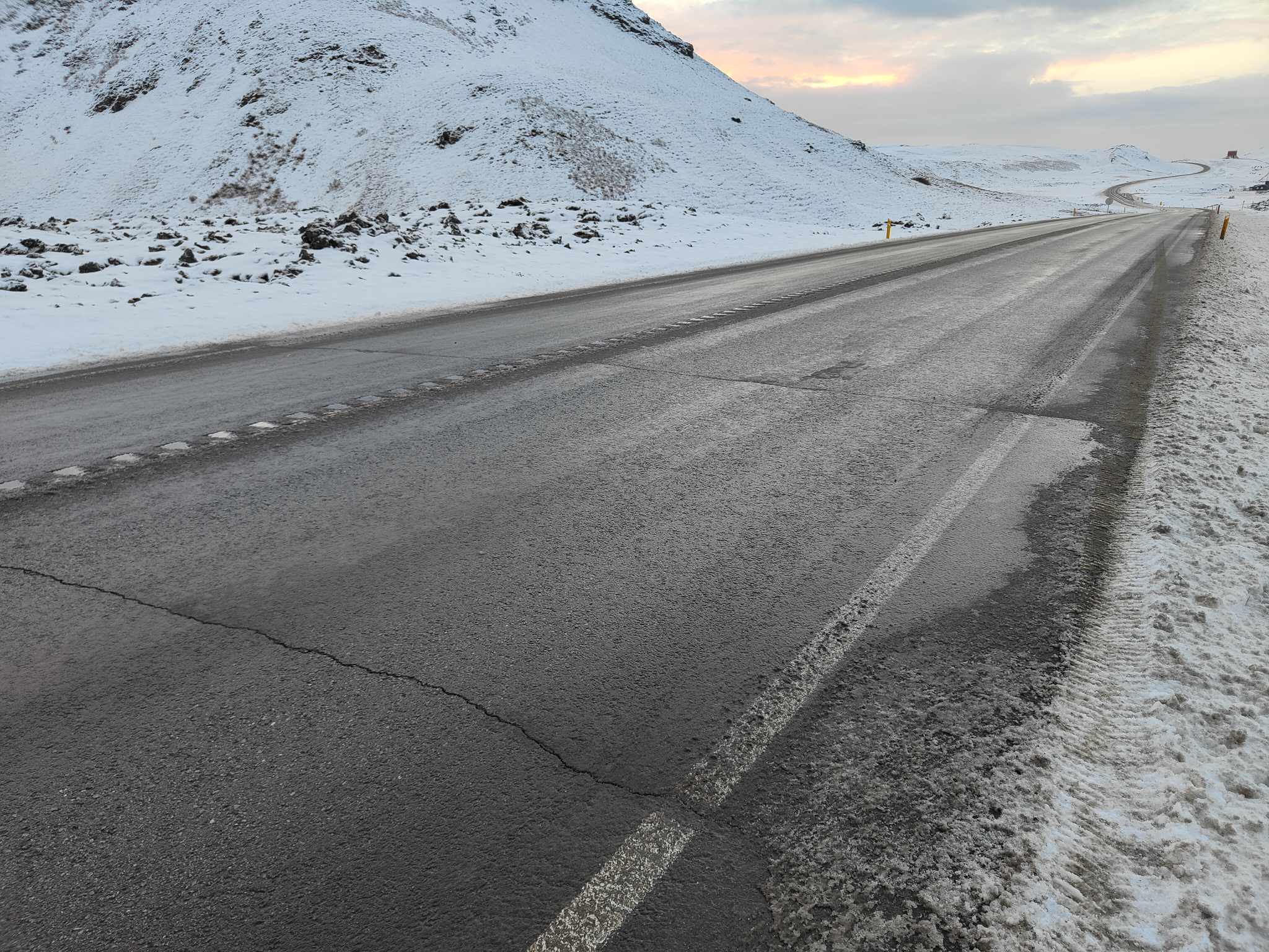 Sprungur í nýrri viðgerð á Grindavíkurvegi við Svartsengi.