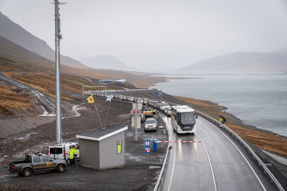 Löng bílaröð myndaðist beggja megin ganganna. Hér má sjá röðina við gangamunnann Dýrafjarðarmegin. Mynd/Ágúst Atlason
