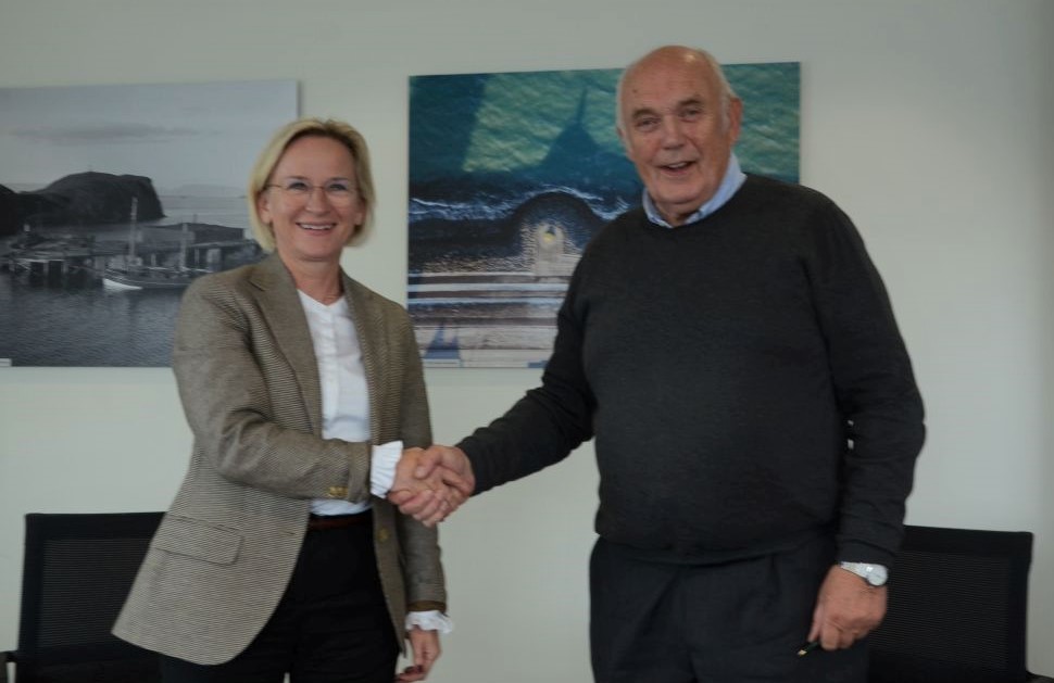 Bergþóra Þorkelsdóttir og Dofri Eysteinsson ánægð með samninginn.
