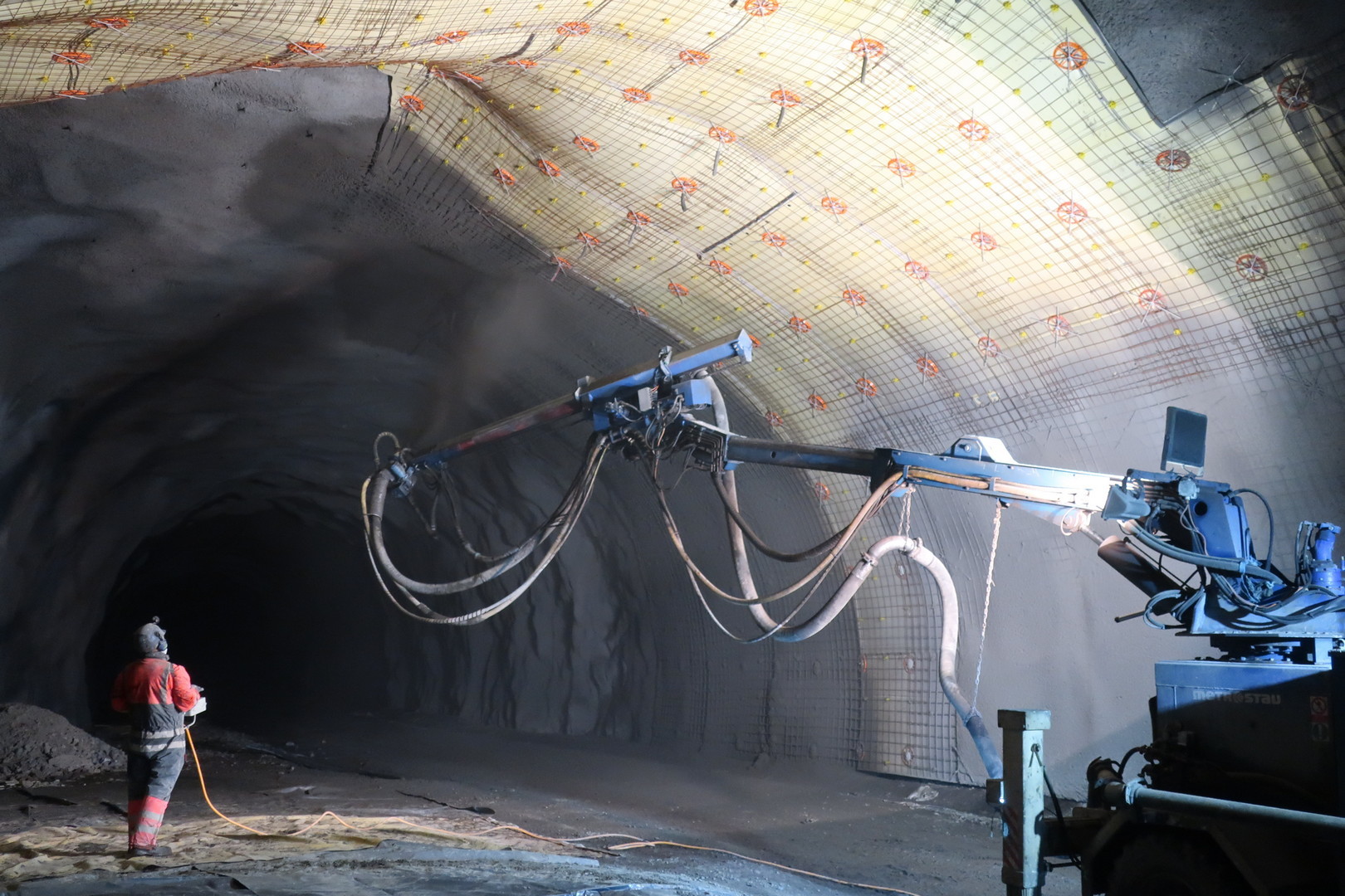 Unnið að sprautusteypun í Dýrafjarðargöngum.
