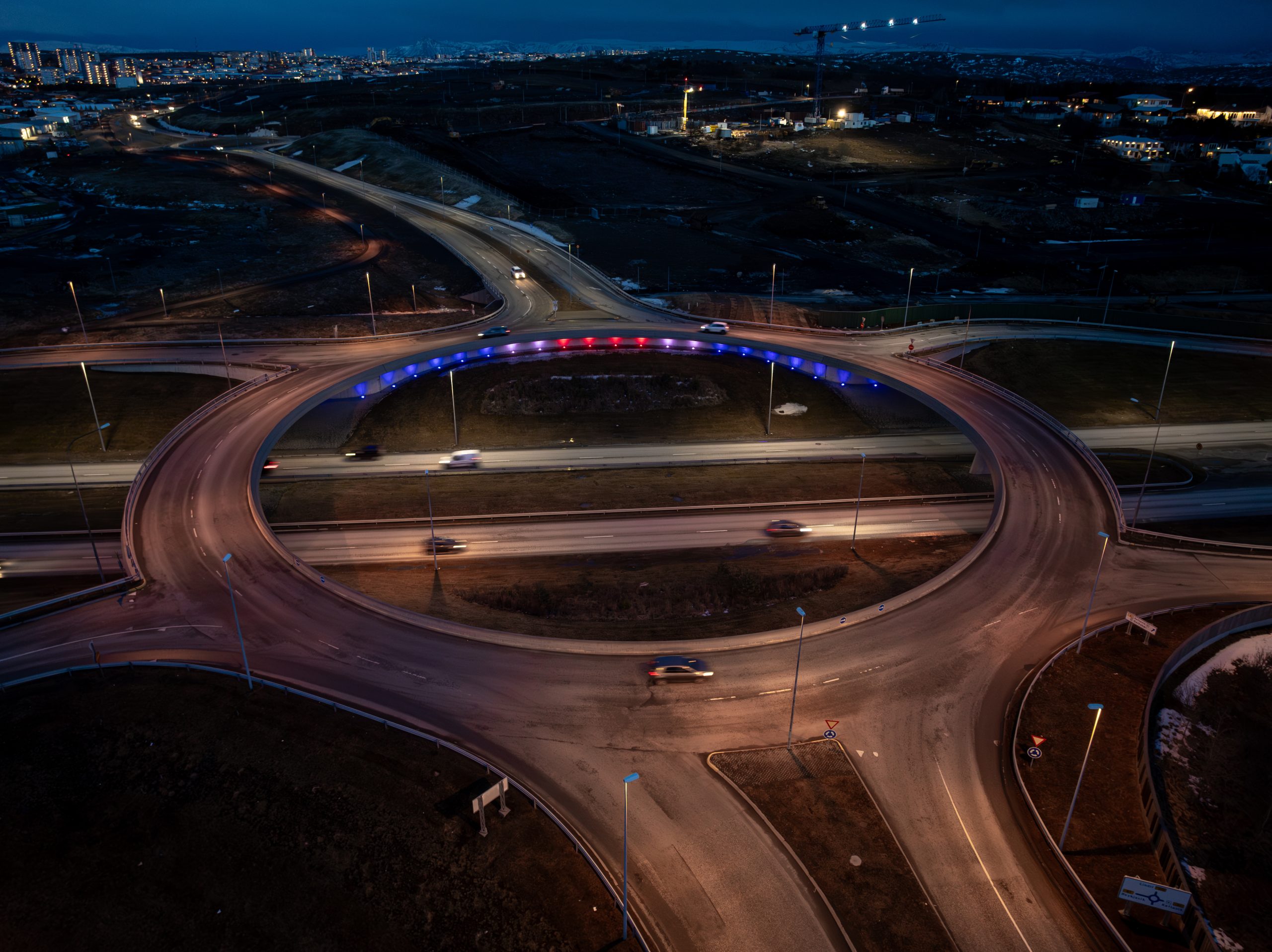 Hringtorg á Arnarnesvegi lýst upp til að minna á Mottumars.