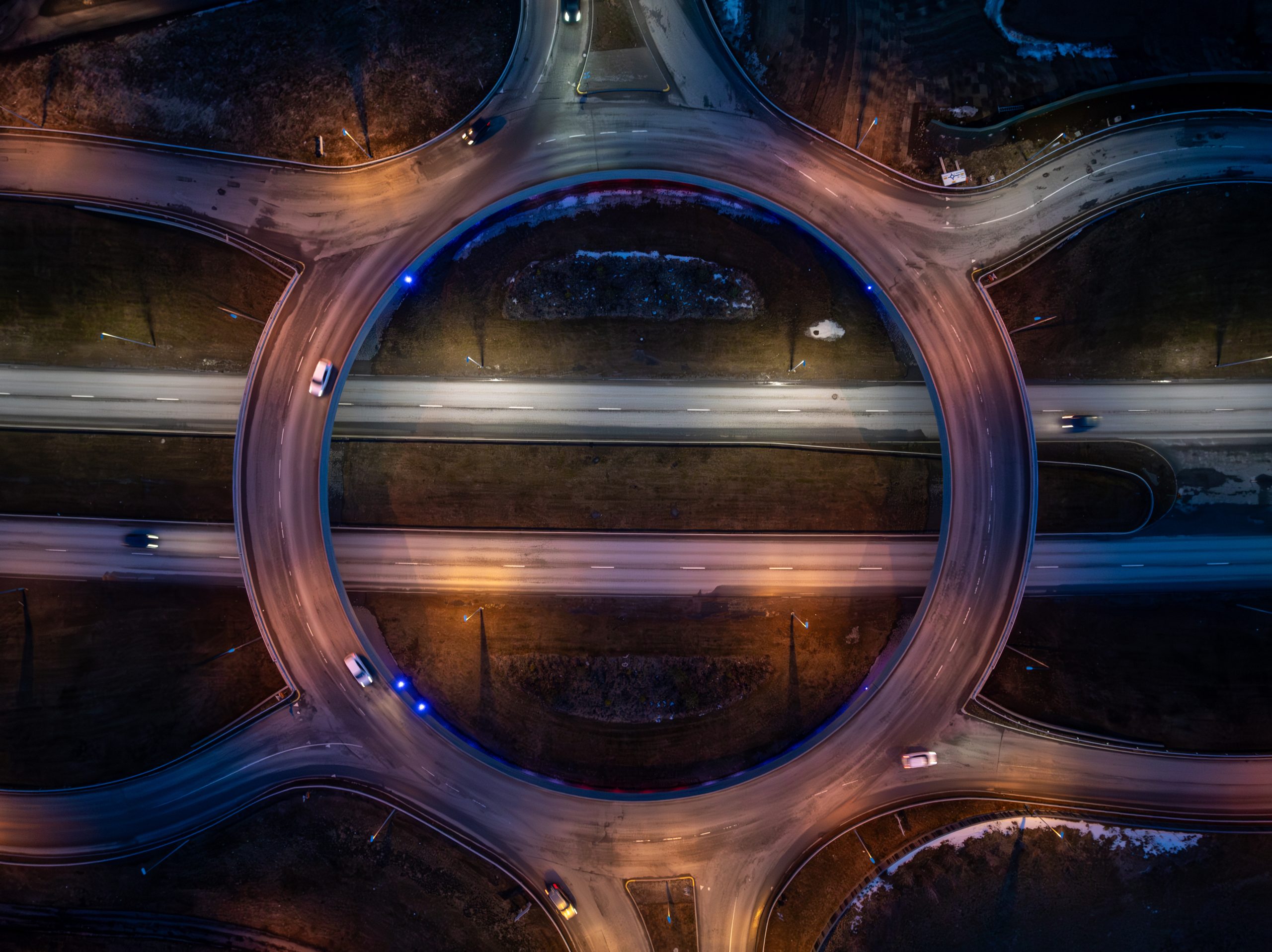 Hringtorg á Arnarnesvegi lýst upp til að minna á Mottumars.