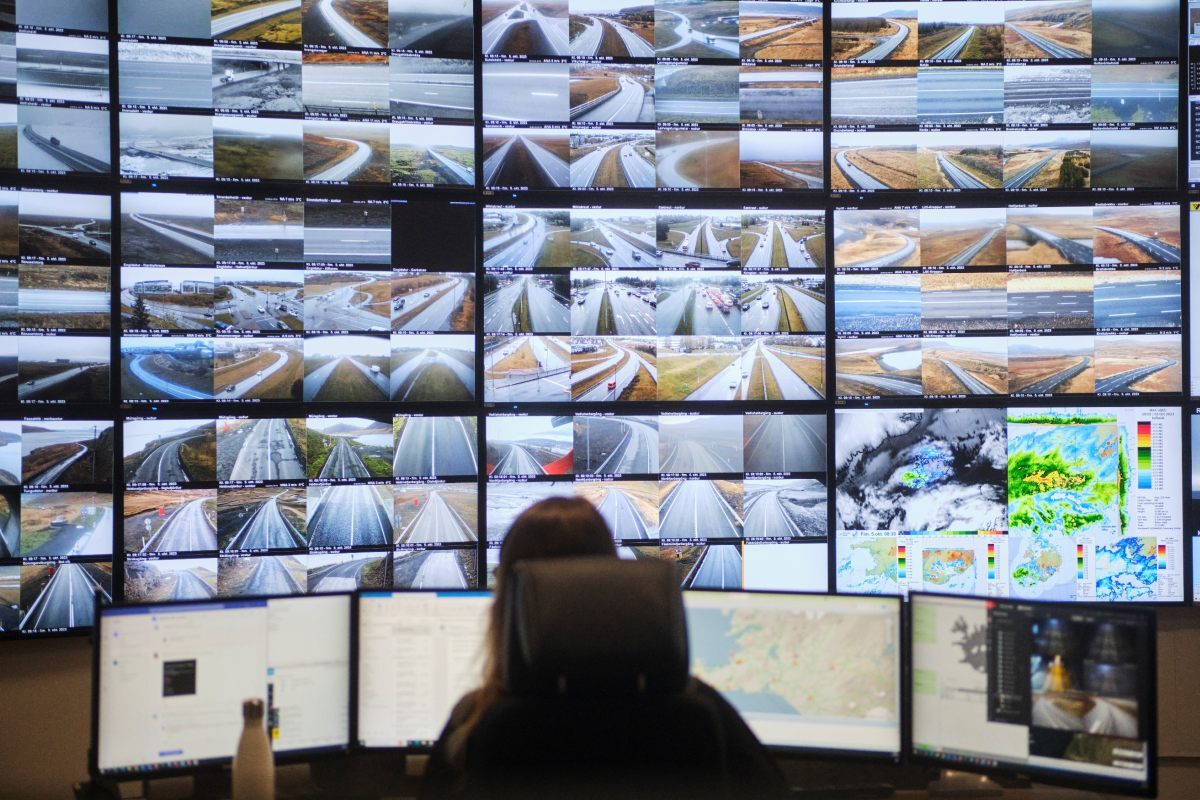 Vegagerðin rekur tvær vaktstöðvar og umferðarþjónustuna 1777. 
