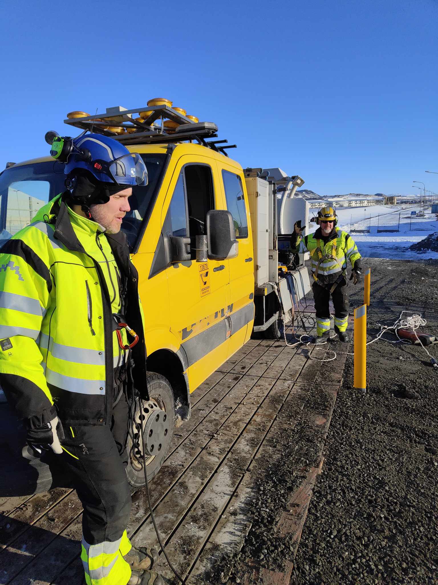 Unnið að viðgerðum á götum í Grindavík.