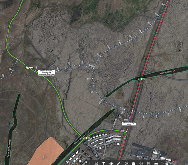 Á myndinni sést að varnargarður L7 fer yfir núverandi Grindavíkurveg en nýr vegur liggur í boga og nær þannig að fara á milli varnargarða án þess að skaða virkni garðanna