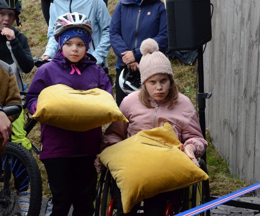 Skæraverðirnir, þær Anna María Jónsdóttir og Bryndís Thors.
