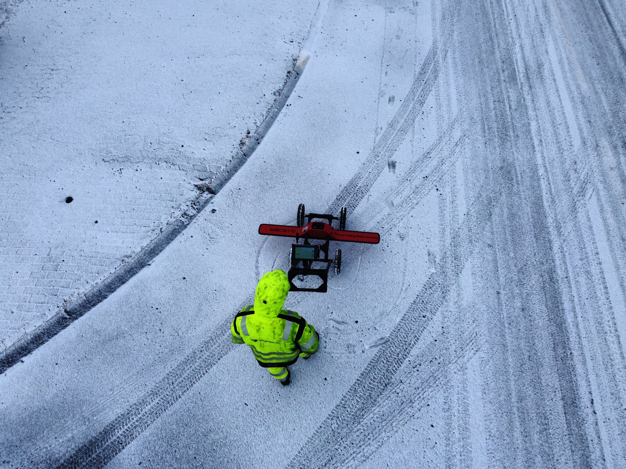 Starfsmaður Vegagerðarinnar ýtir jarðsjánni á kerru eftir Austurvegi. Slíkt gefur nákvæmari niðurstöður en drónaflugið.