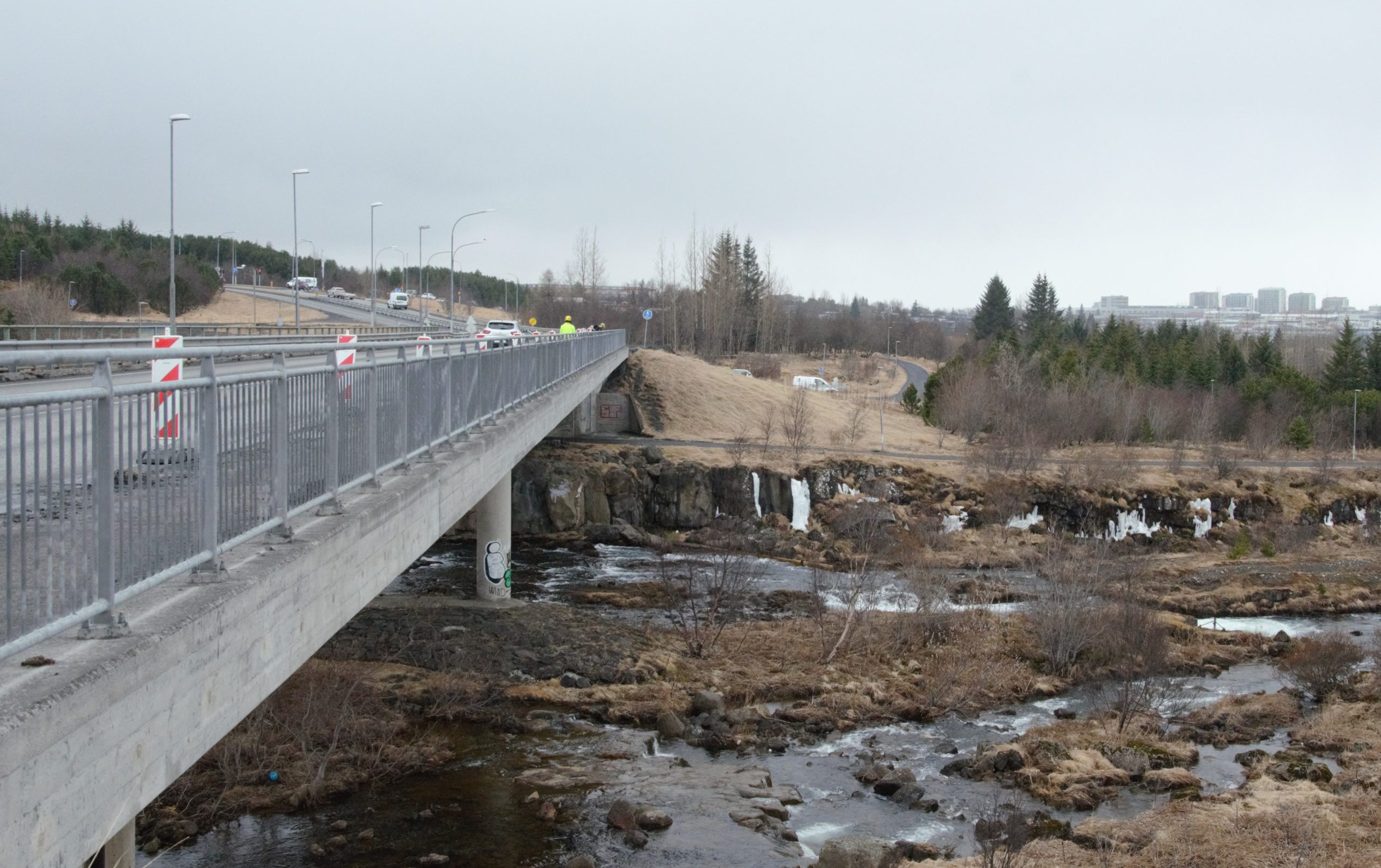 Brúin er við Árbæjarstíflu.