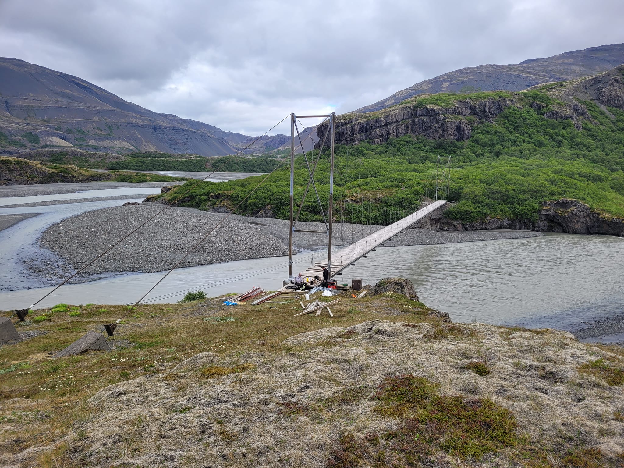 Viðgerðir á göngubrú við Eskifell yfir Jökulsá í Lóni í júní 2024.