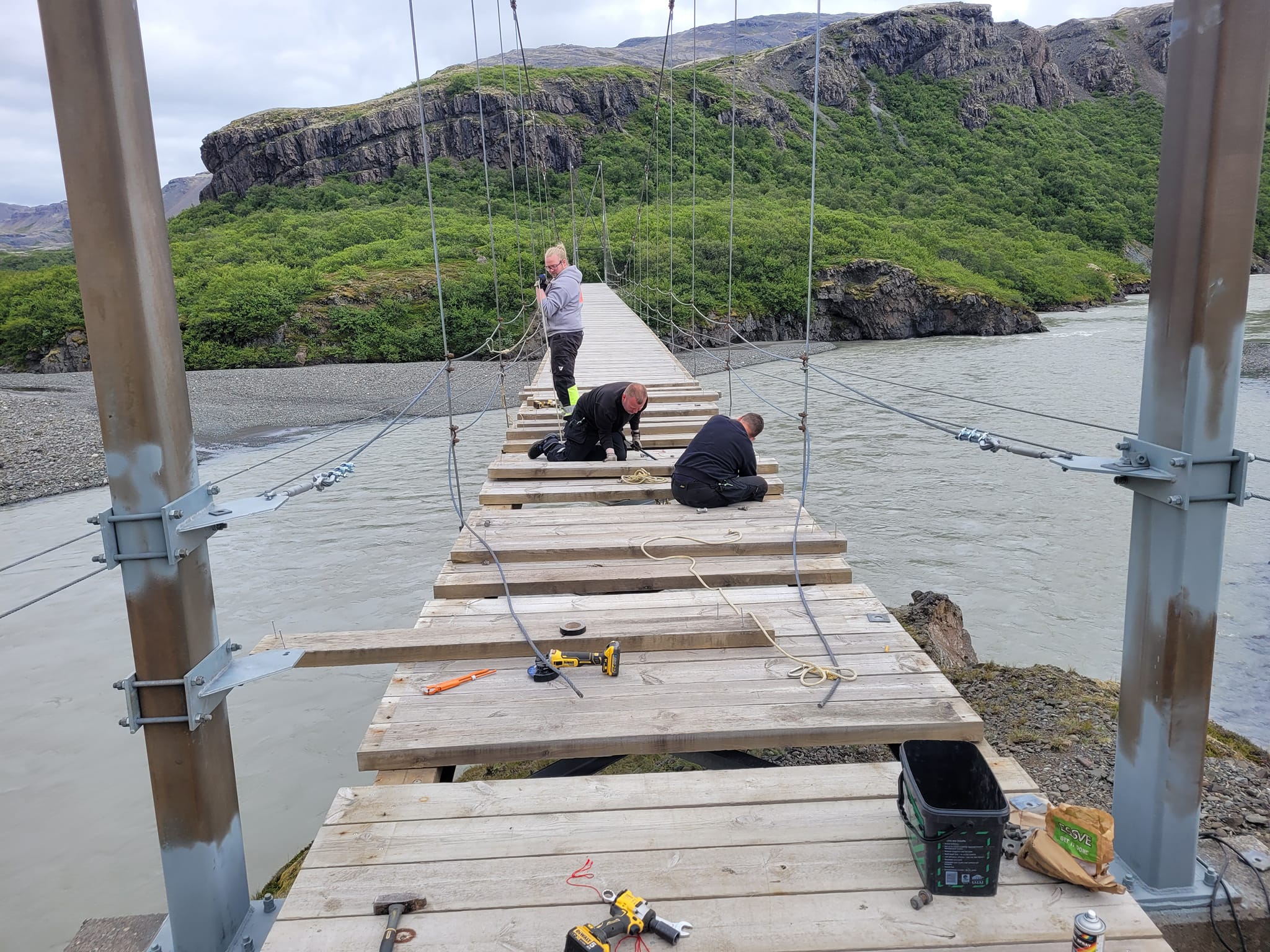 Viðgerðir á göngubrú við Eskifell yfir Jökulsá í Lóni í júní 2024.