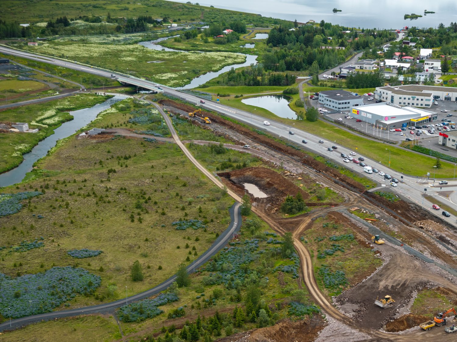 Haldið verður áfram framkvæmdum við göngubrú yfir Dimmu í október þegar laxveiðitímabilinu lýkur.