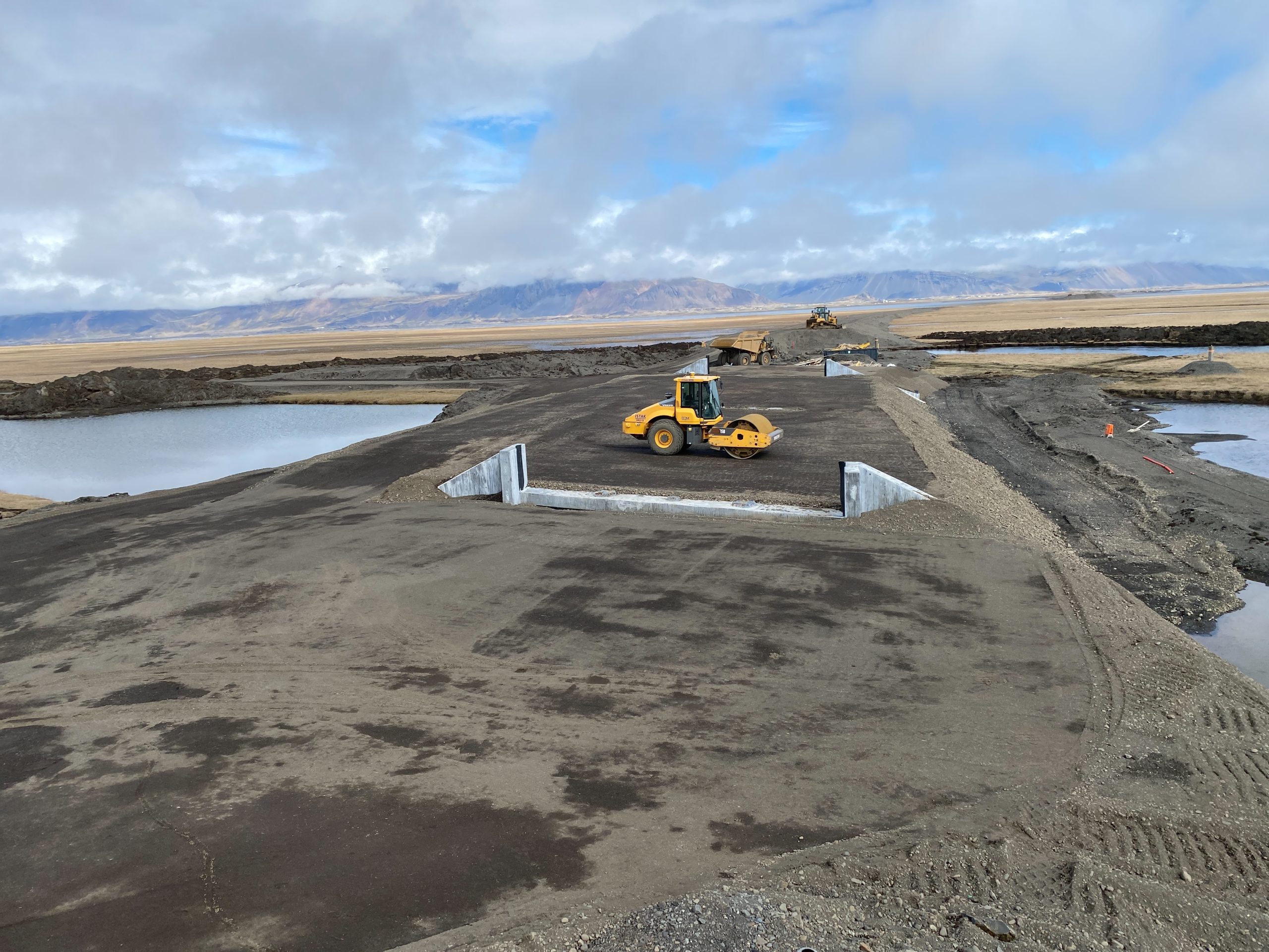 Verið að undirbúa verkpalla fyrir brú yfir Djúpá.