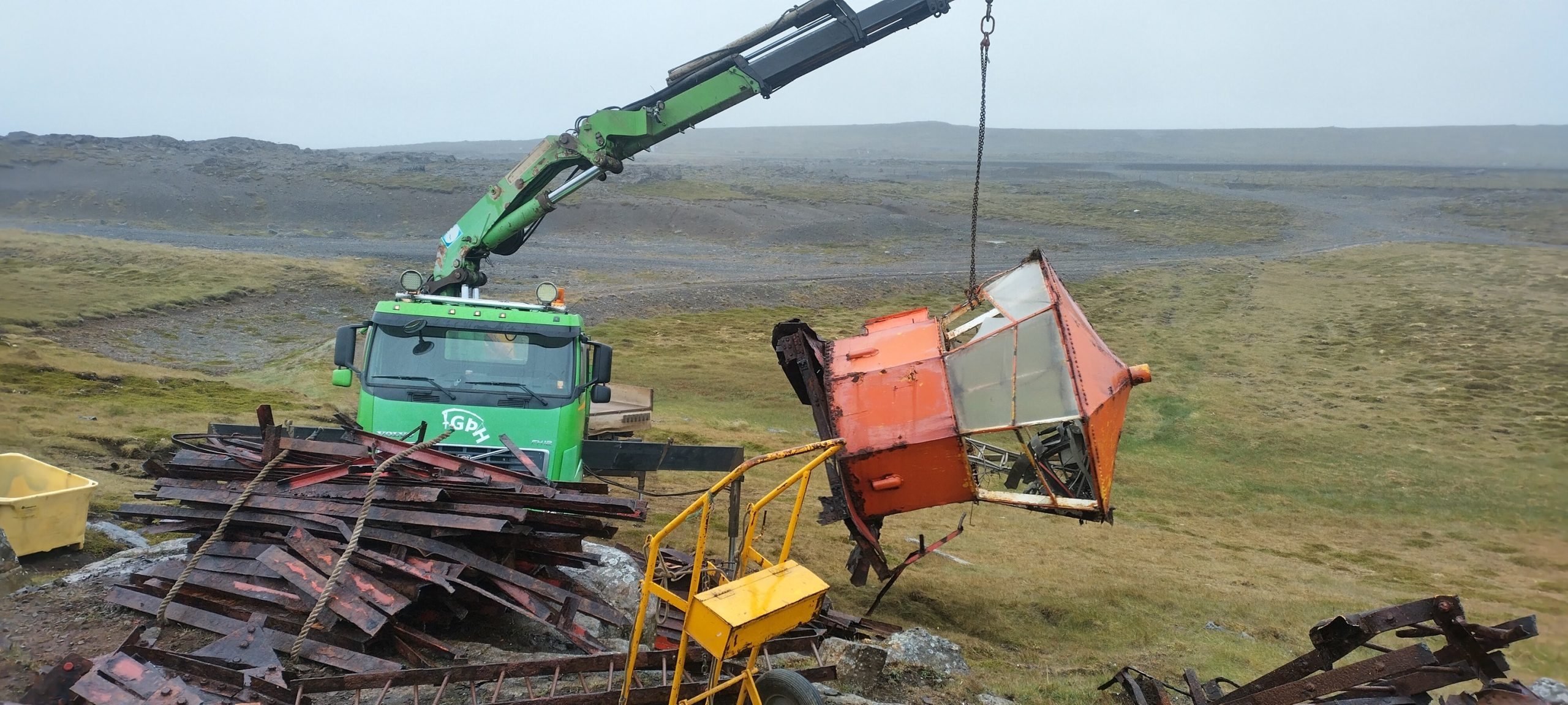 Gjögurviti féll á hliðina í hvassvirði síðasta vetur. 