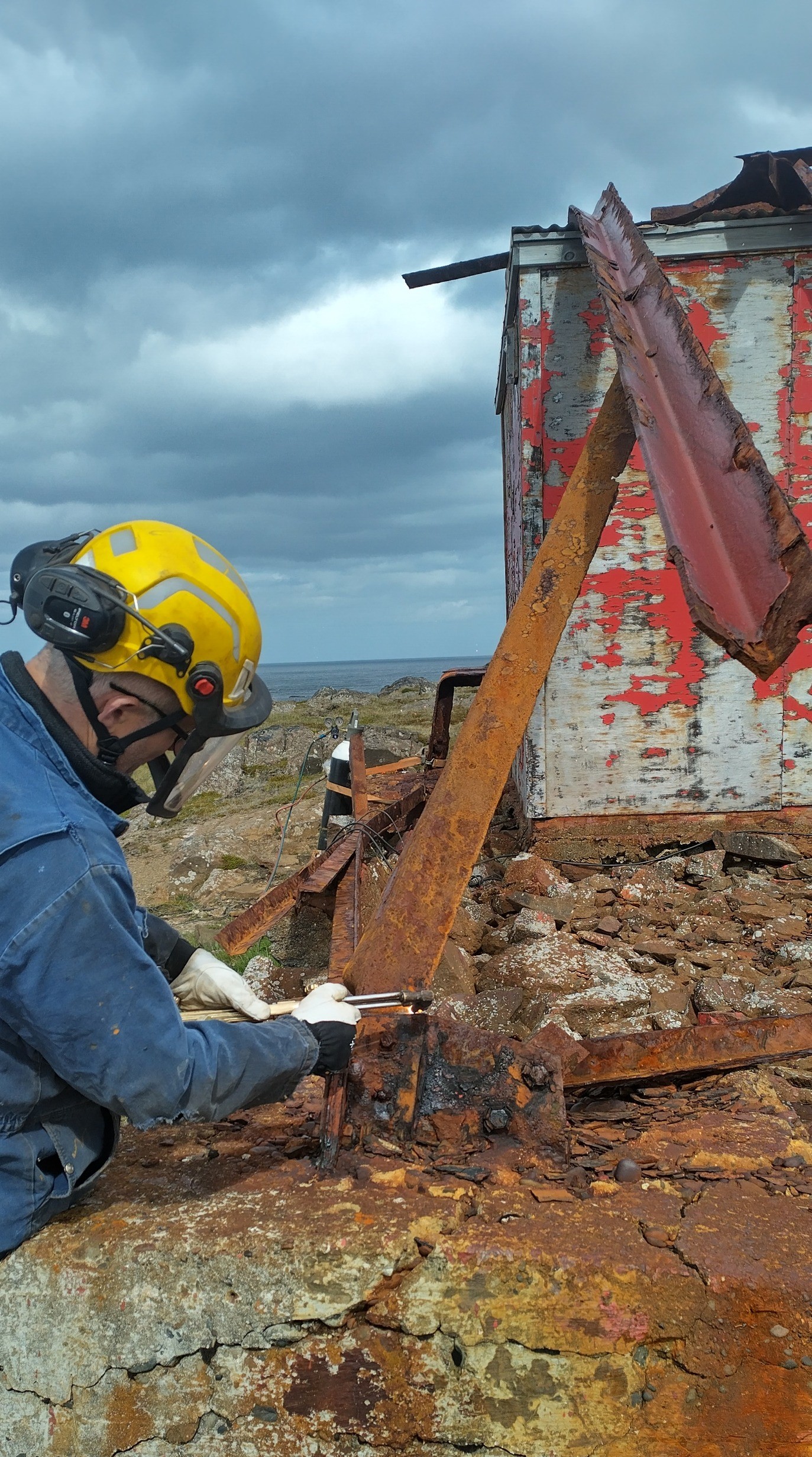 Starfsmenn á vegum Vegagerðarinnar bútuðu stálgrind vitans niður á dögunum til að hægt væri að fjarlægja brakið.