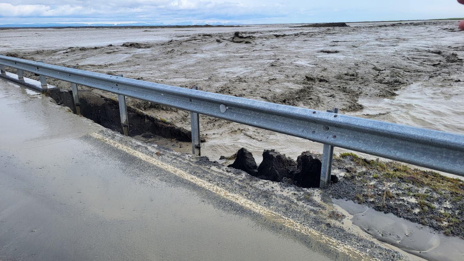 Hætta er á að brúin fari í þessu flóði.