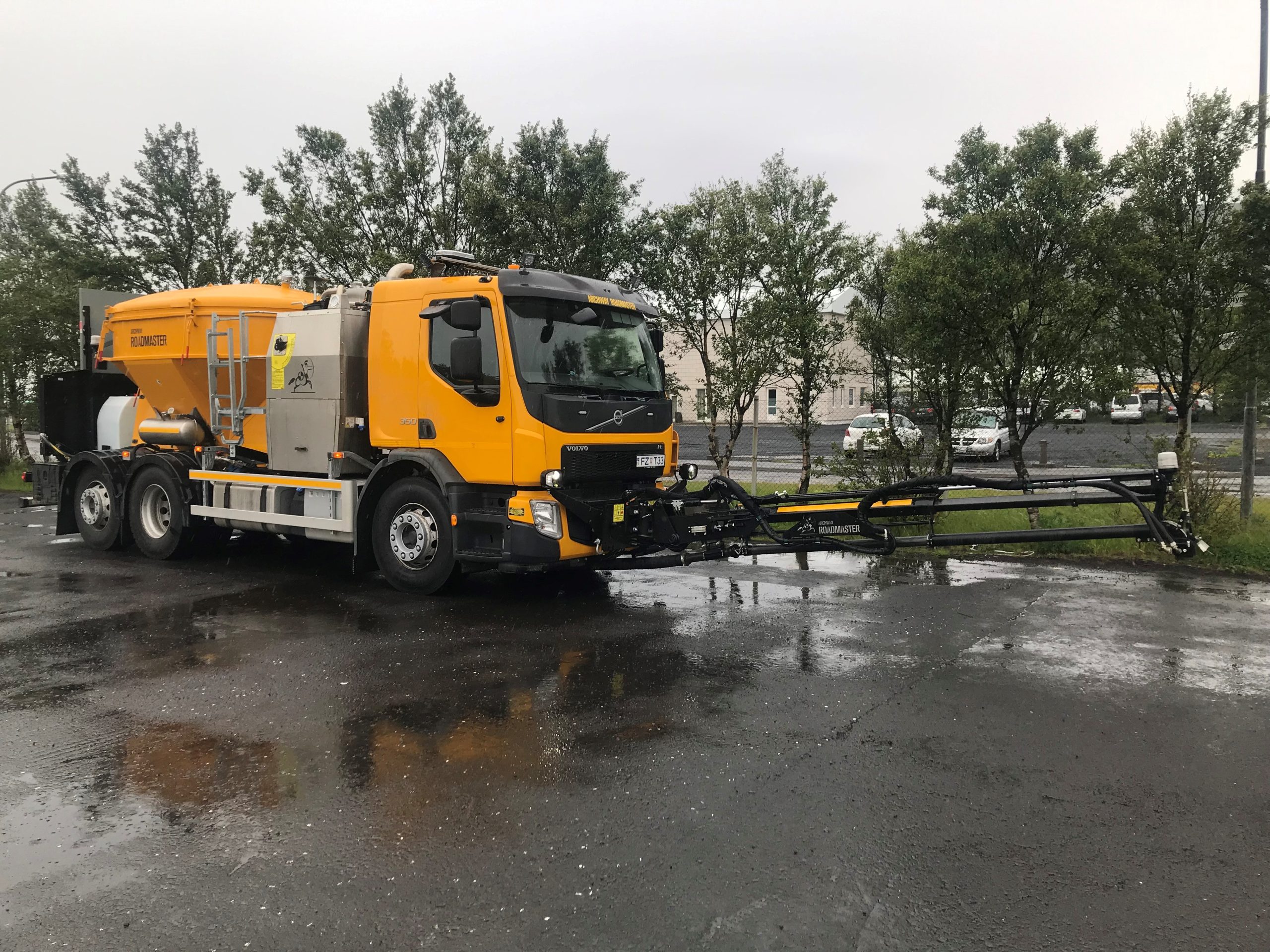 Nýi holuviðgerðarbíllinn er volvo vörubíll útbúinn tækjum frá Roadmaster frá fyrirtækinu Archway.