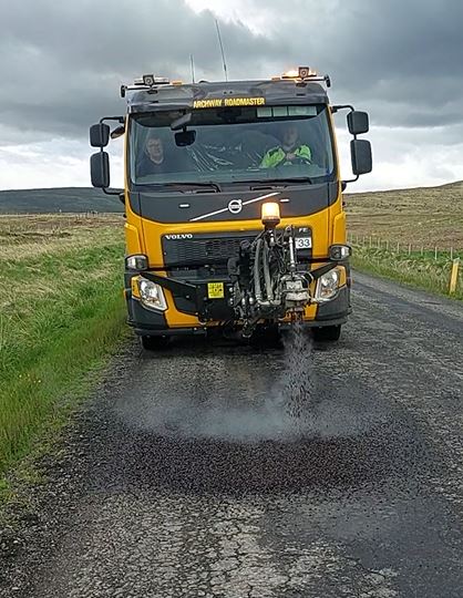 Holuviðgerðum er að öllu leiti stjórnað innan úr bílnum með stýripinna.