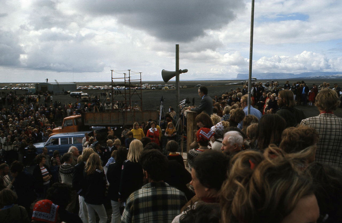 Hringvegurinn var formlega opnaður 14. júlí 1974. Þúsundir mættu á vígsluna, hvaðanæva að af landinu. Athöfnin fór fram við vestari brúarsporð Skeiðarárbrúar en hátíðin var hluti af 1100 ára afmælishátíð Íslandsbyggðar. Mynd/Ímynd
