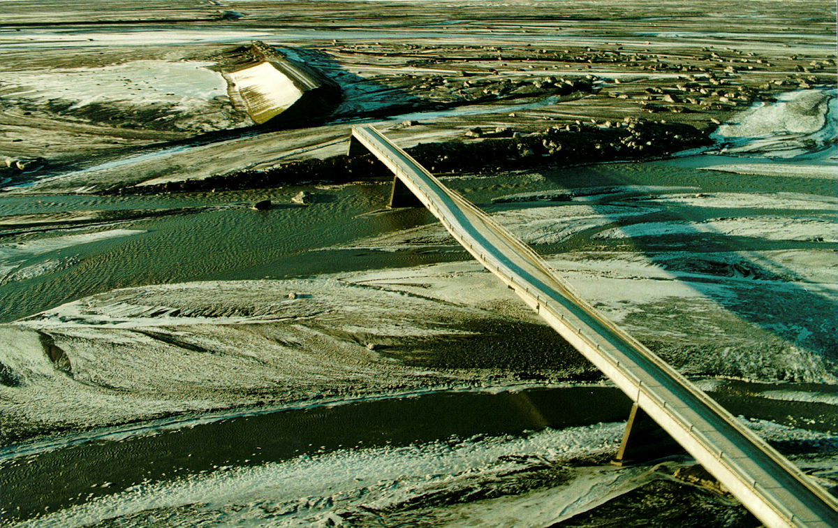 Skemmdir á brúnni yfir Skeiðará eftir eldgos og jökulhlaup árið 1996.