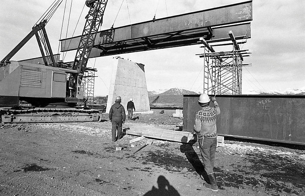 Brúarsmíði á Skeiðarársandi. Brúarsmíðin hófst 1972 og brúin vígð 1974. 