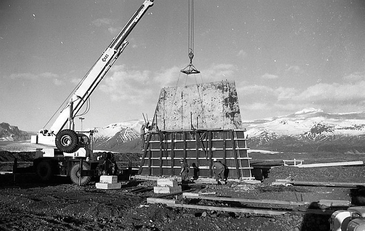 Brúarsmíði á Skeiðarársandi. Brúarsmíðin hófst 1972 og brúin vígð 1974. 