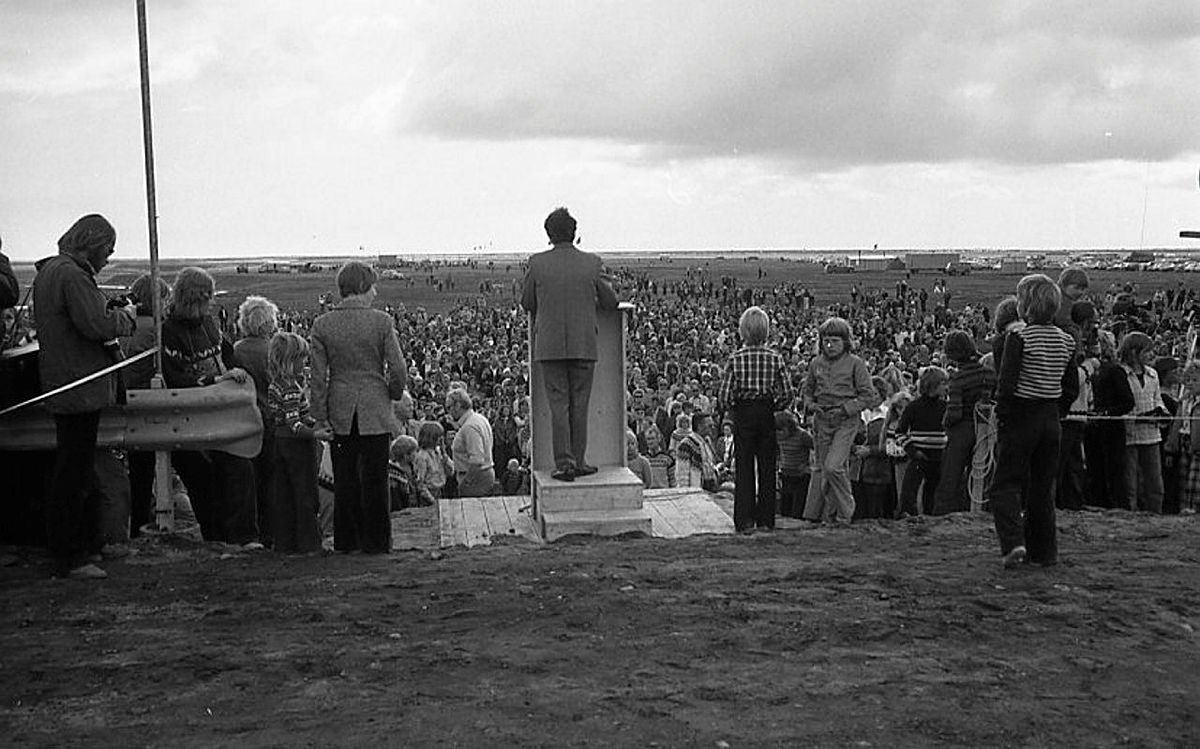 Hringvegurinn var formlega opnaður 14. júlí 1974.  Þúsundir mættu á vígsluna, hvaðanæva að af landinu. Athöfnin fór fram við vestari brúarsporð Skeiðarárbrúar en hátíðin var hluti af 1100 ára afmælishátíð Íslandsbyggðar.