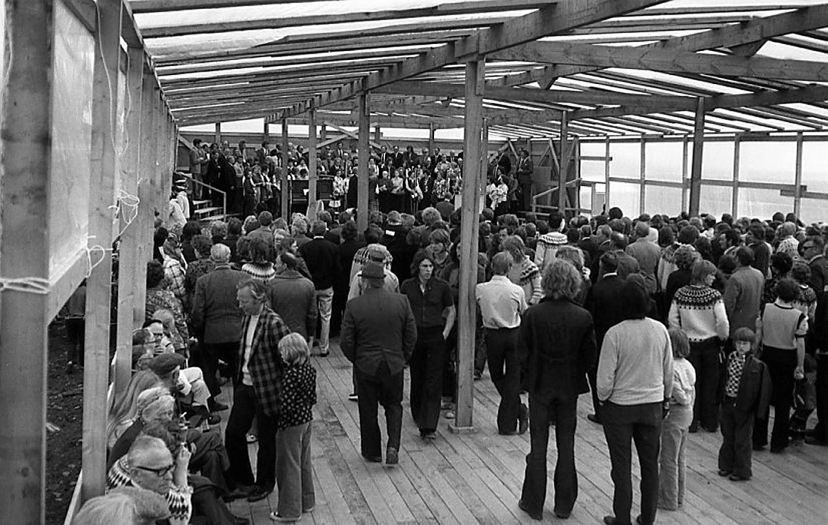 Tjald var reist við brúarendann þar sem haldið var ball um kvöldið.