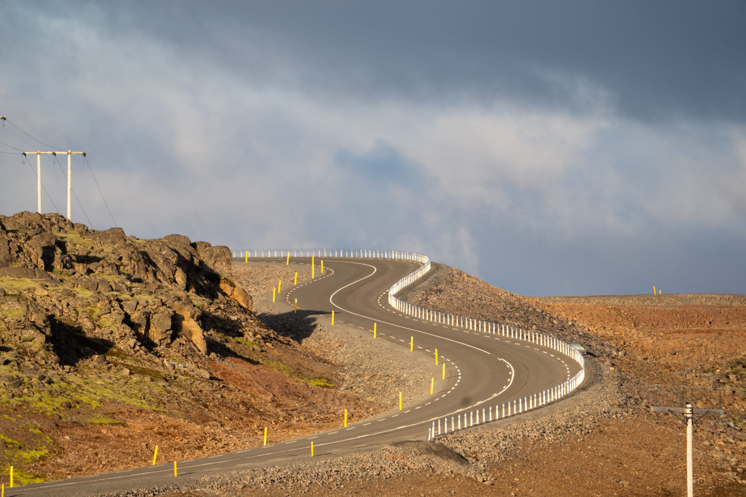 Vegurinn var að mestu leyti byggður í nýju vegstæði en að hluta til í eldra vegstæði. Myndir: Haukur Sigurðsson